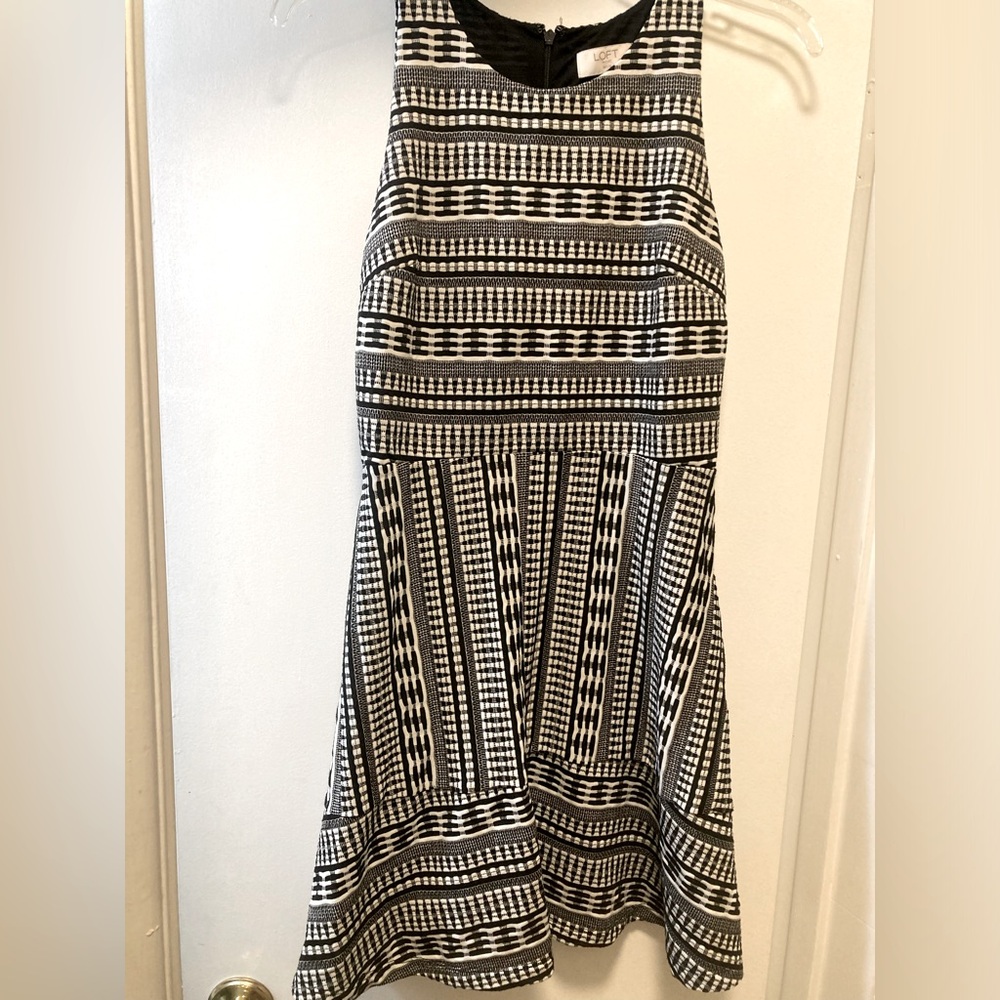 Loft B/W geo flared mini dress 6P.